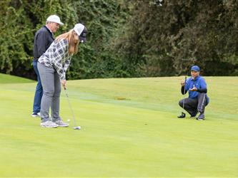 golf players prepping
