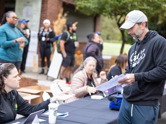 golf attendees entering